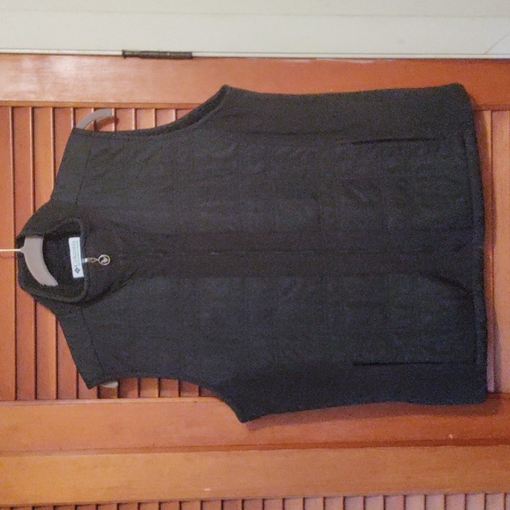 Columbia woman size large black vest jacket